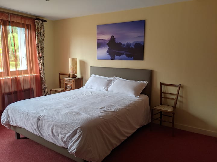 Deuxième grande chambre avec lit de 160, avec armoire et grand placard