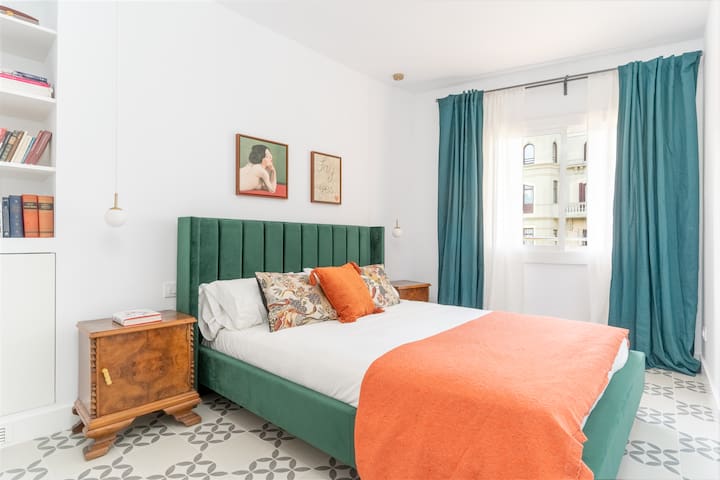 Urgell · Stunning 4BR/3BTH apt gallery image 2