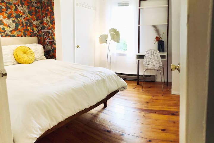 Chumba cha kulala 1 Kitanda aina ya Queen na dawati