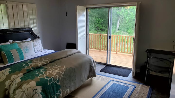 Брачен кревет (широк 180 - 200 см) со приватна