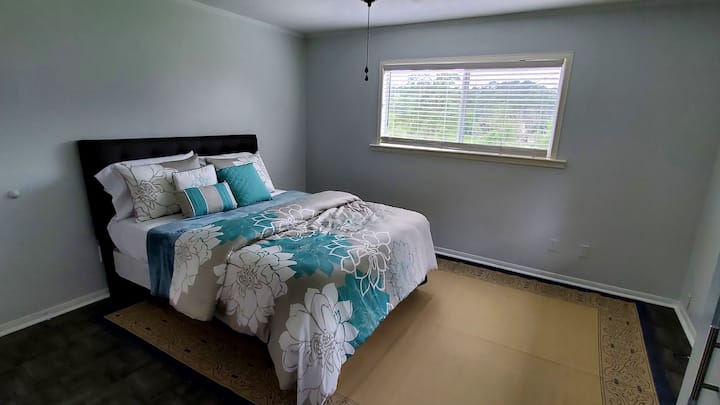 Пространа брачна соба со големи плакари, тоалет за Џек и Џил со приватна суета