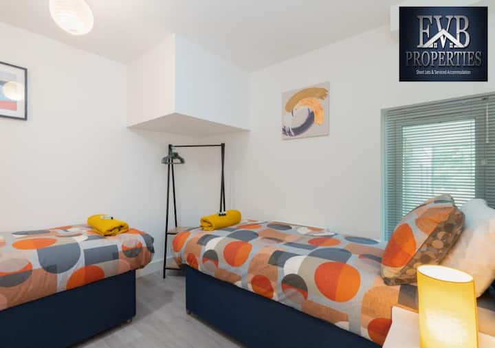 ห้องนอน 3 ที่ EVB Properties Short Lets & Serviced Accommodation Southampton Accommodation เตียงเดี่ยว 2 เตียงนี้สามารถเชื่อมต่อกันเป็นเตียงคู่สำหรับผู้เข้าพักที่ต้องการใช้เตียงคู่ร่วมกันมากกว่าเตียงเดี่ยว 2 เตียง