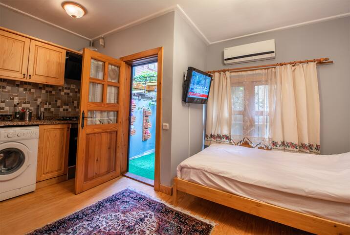 Private All WoodenHouse with Garden in Sultanahmet gallery image 3