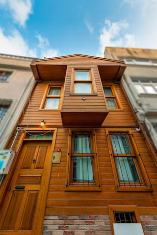 Private All WoodenHouse with Garden in Sultanahmet
