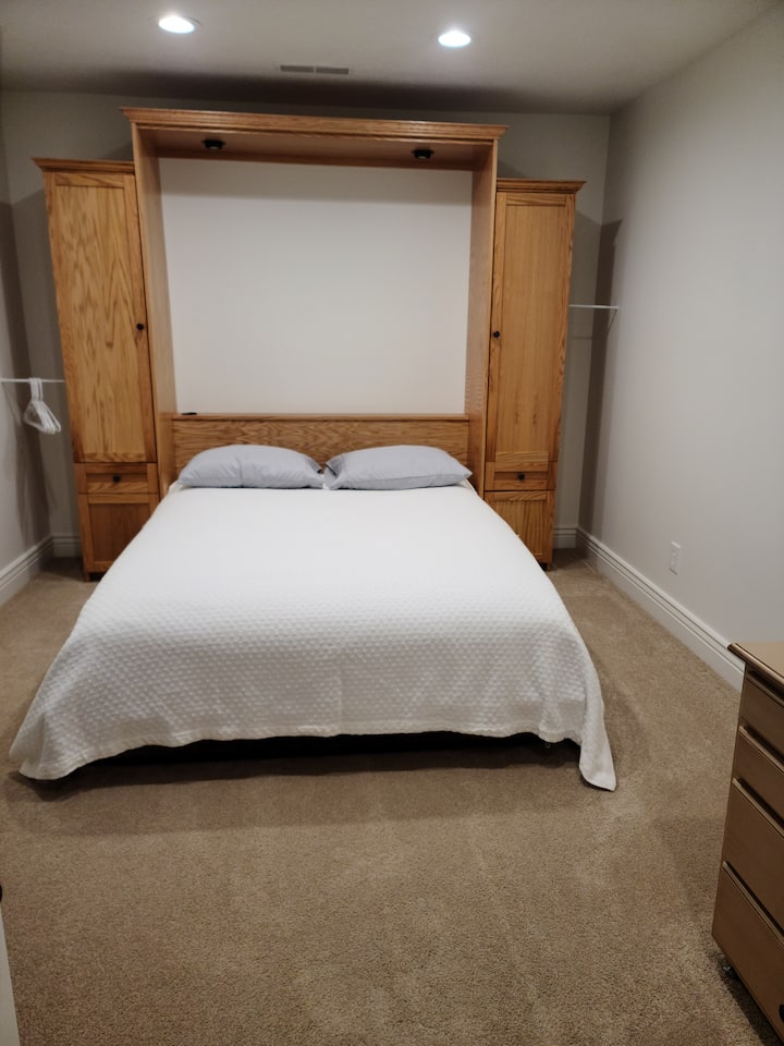 تحتوي الغرفة على سرير بحجم كوين ومساحة تخزين واسعة للملابس.  تحتوي الغرفة أيضًا على مرتبة هوائية كاملة الحجم وسرير أطفال محمول وسرير أطفال وجميع البياضات الإضافية.