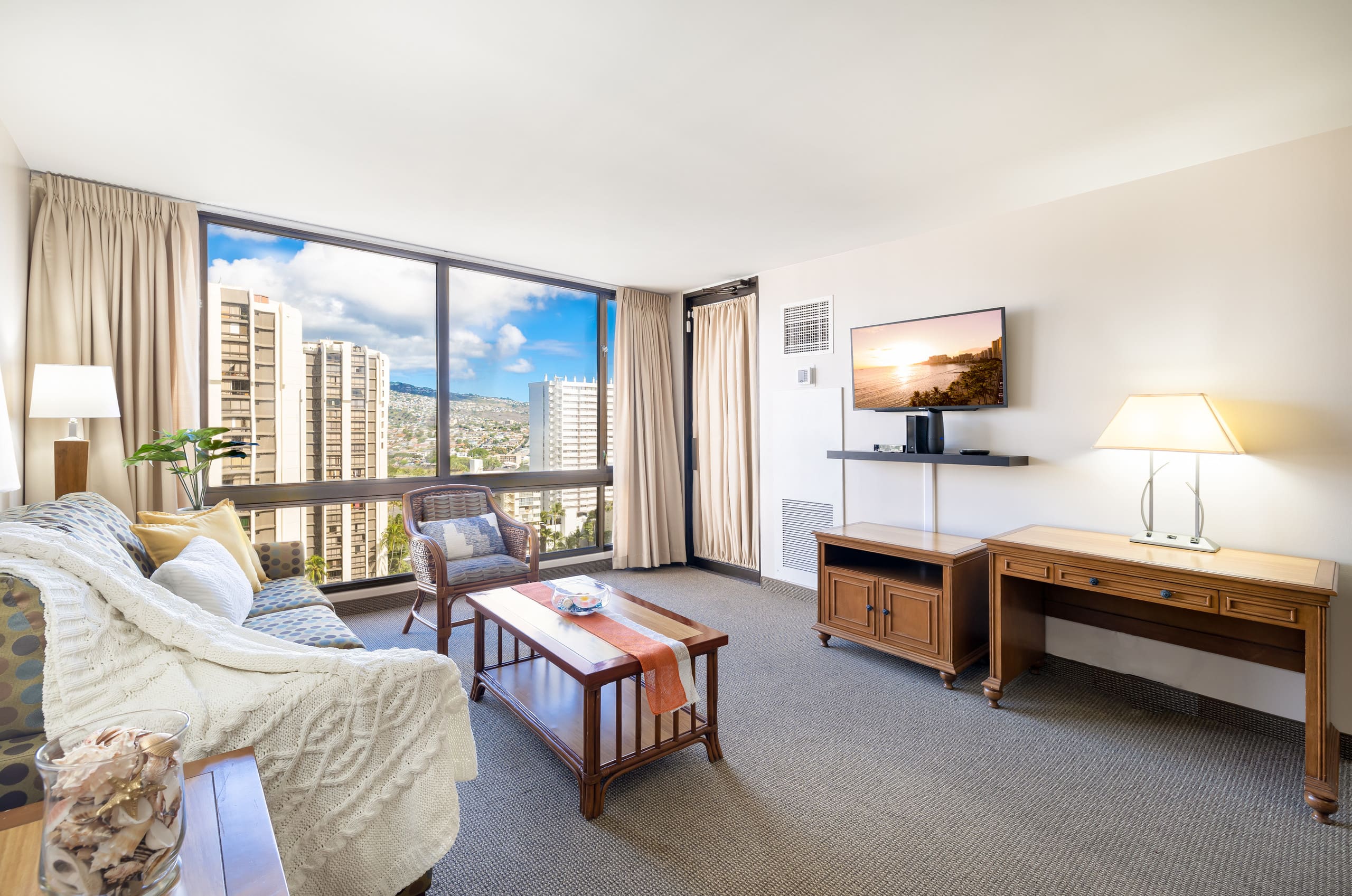 Condo in Honolulu · ★4.87 · 1 bedroom · 2 beds · 1 private bath - Image 3