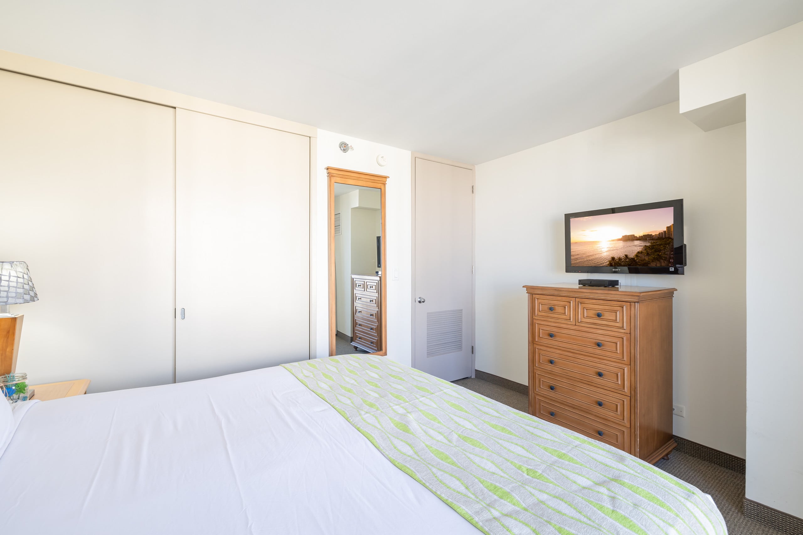 Condo in Honolulu · ★4.87 · 1 bedroom · 2 beds · 1 private bath - Image 15