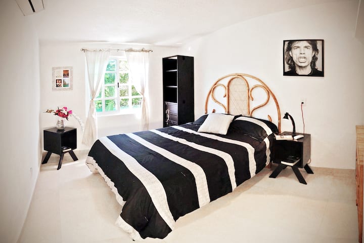 Dhoma e katërt e gjumit me krevat dopio, ajër të kondicionuar dhe banjë private.