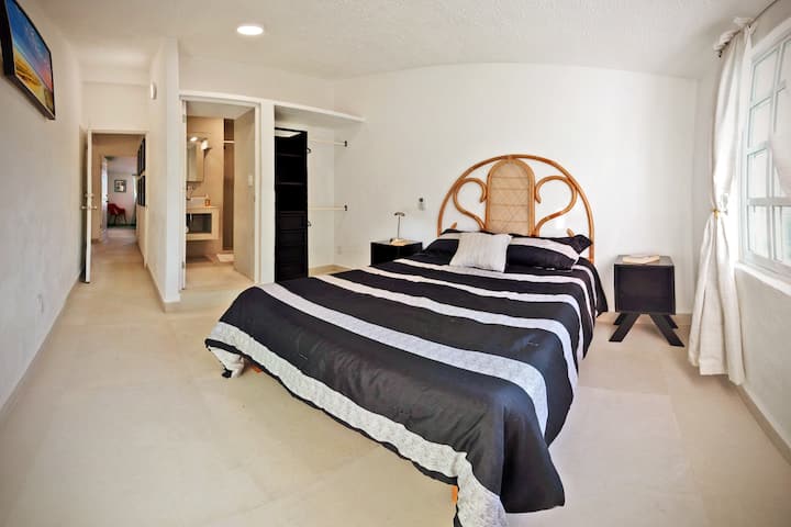 Dhoma e tretë e gjumit me krevat dopio, ajër të kondicionuar dhe banjë private.