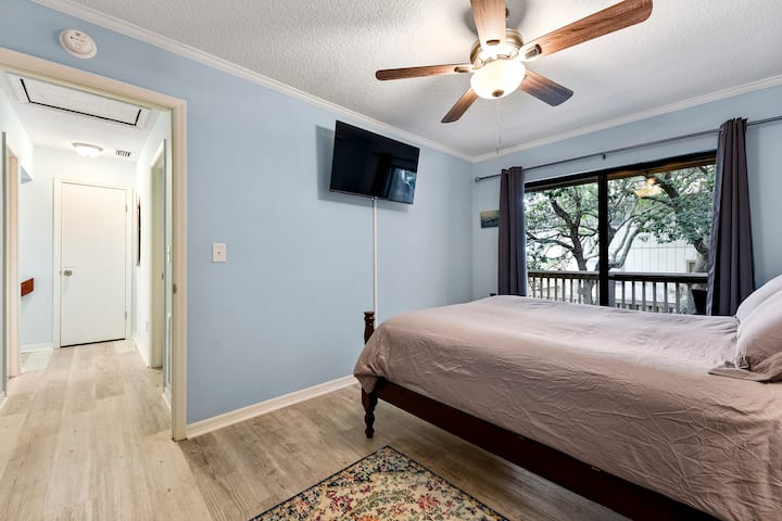 Светла и проветрена соба со брачен кревет (queen size) на најгорниот кат со сопствен балкон, совршена за утринско кафе или набљудување на ѕвездите. Вклучува кревет на извлекување со два кревета за дополнителни гости и голем плакар за да се чувствувате како дома.
