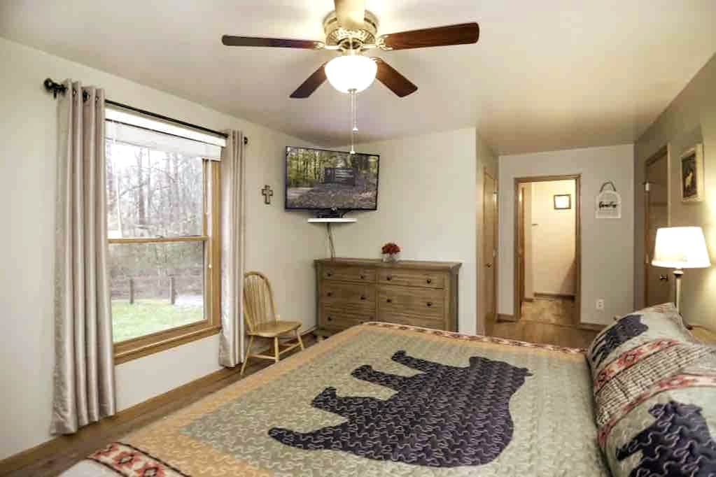 חדר שינה ראשי 2 עם חדר רחצה פרטי.  