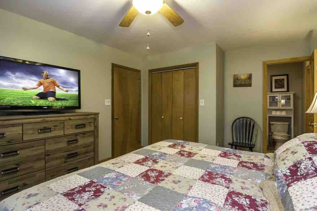 חדר שינה ראשי 1 עם חדר רחצה מחובר.