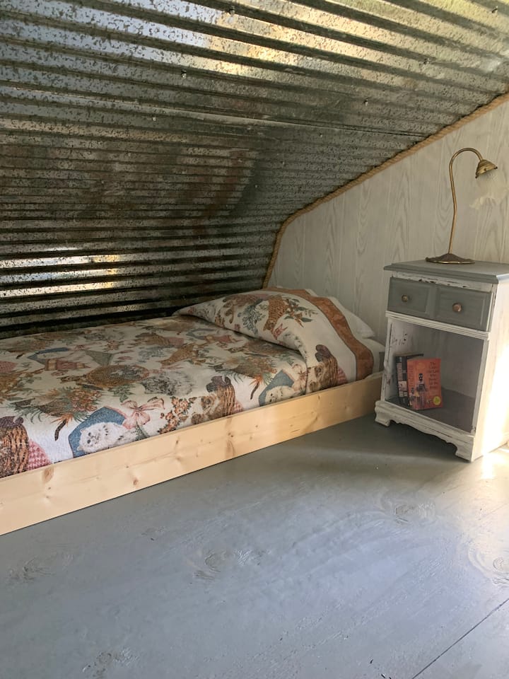 Jedan od bračnih kreveta u potkrovlju u seoskoj kućici.