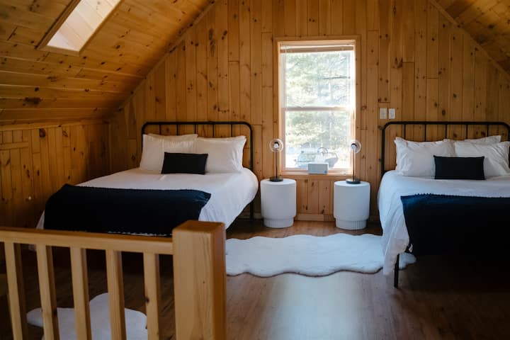 2 кревета во целосна големина со душеци од мемори пена во поткровјето