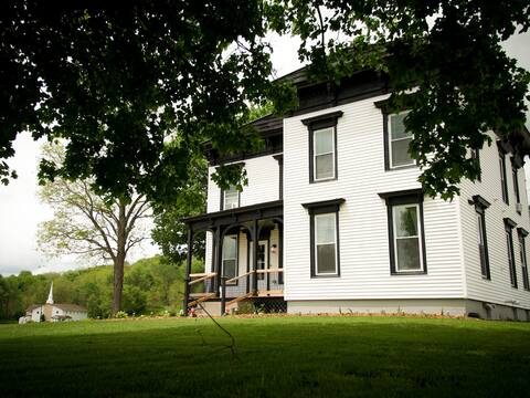 1820's Quaint Rustic Farmhouse