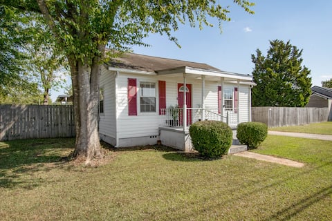 Beautiful 2 bedroom Cottage minutes from UA!!!!!