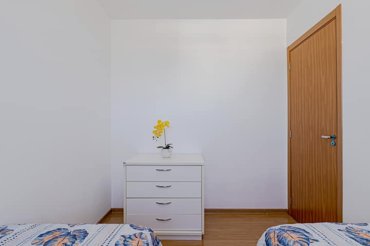 غرفة نوم واحدة ومروحة سقف وخزانة ملابس وخزانة ملابس وستائر معتِّمة. 