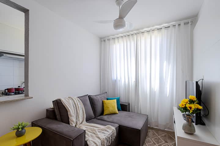 غرفة معيشة وتلفزيون مع بث ومروحة سقف وأريكة استرخاء مريحة للغاية. 