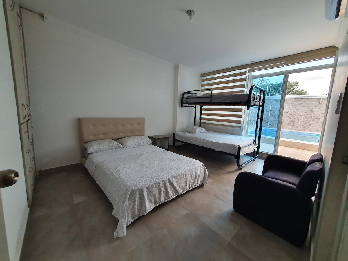 ห้องนอนใหญ่พร้อมห้องน้ำและทางเข้าสระว่ายน้ำ