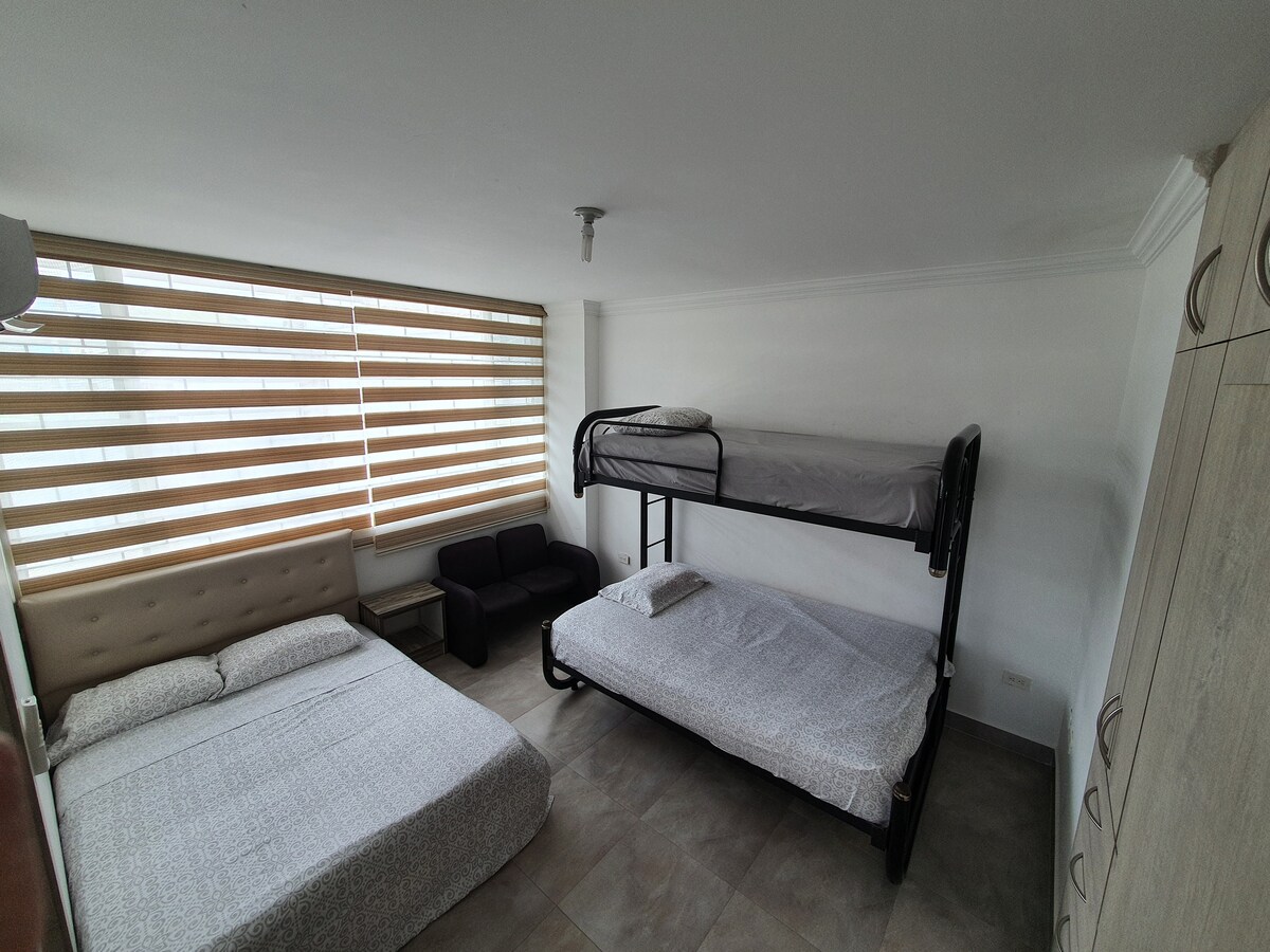 ห้องเตียงใหญ่พร้อมห้องน้ำ