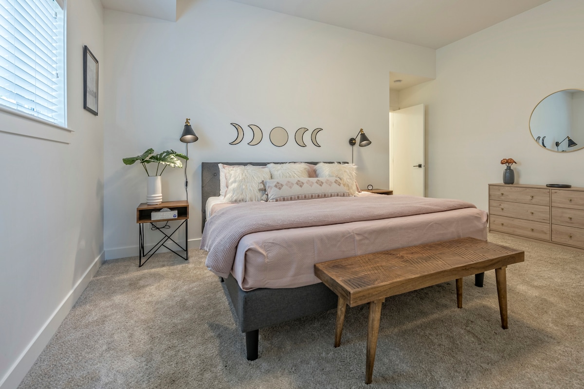 Cama de plataforma tamaño king con colchón de espuma de calidad y sábanas de lujo