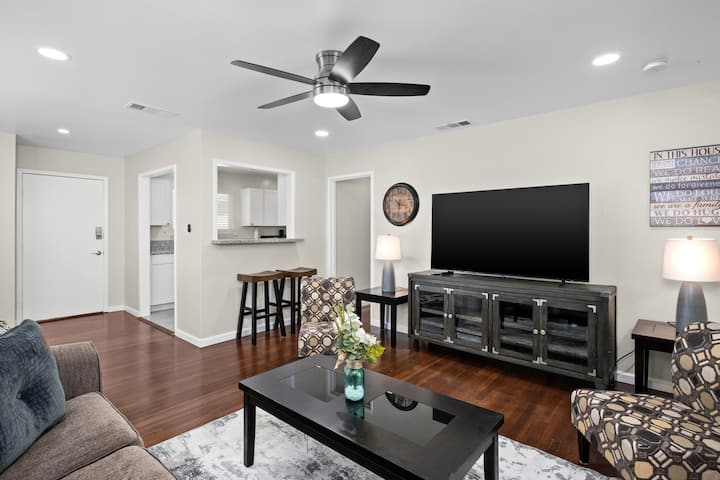 Pristine Upgraded 3b/2bth W  Easy Access To Us99 - Fresno, CA