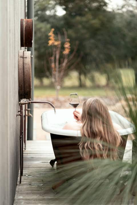 Idyllic Romantic Coastal Escape - couple rate