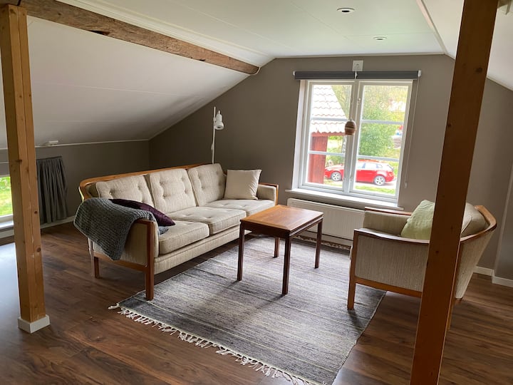 Dhoma e ndenjjes një fluturim shkallësh lart.