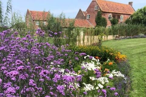 Sleeps 20+ Country estate, hot tubs & near coast