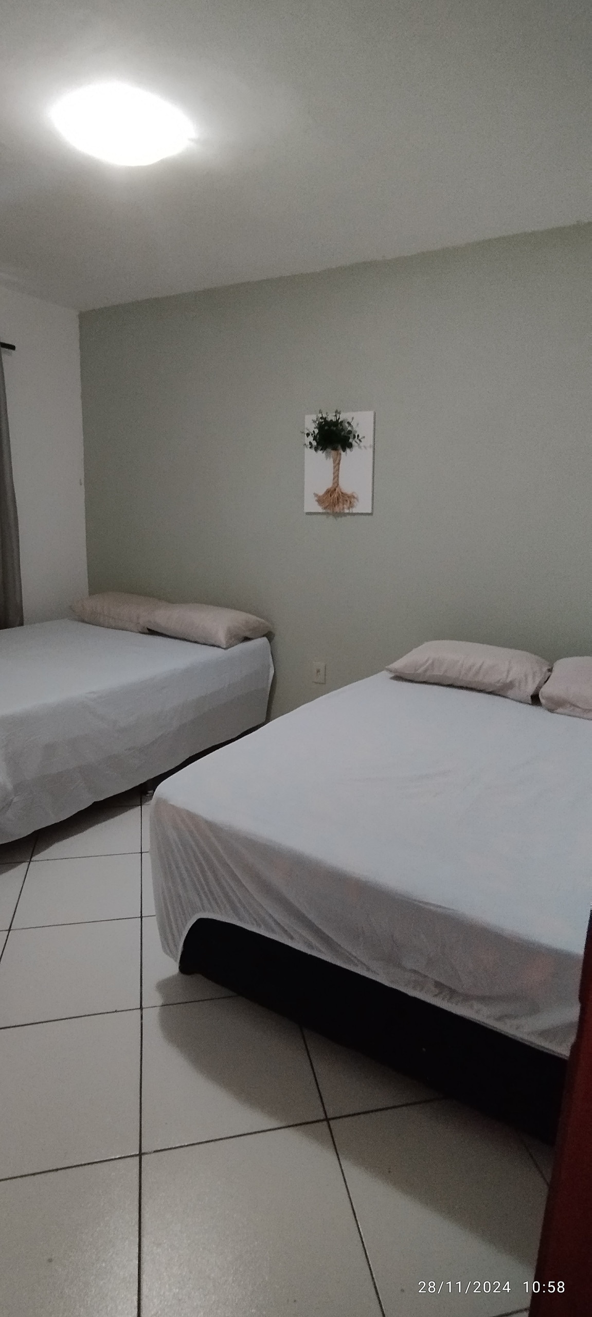 ห้องนอนชั้นบน: เตียงคู่ 2 เตียง เครื่องปรับอากาศ 