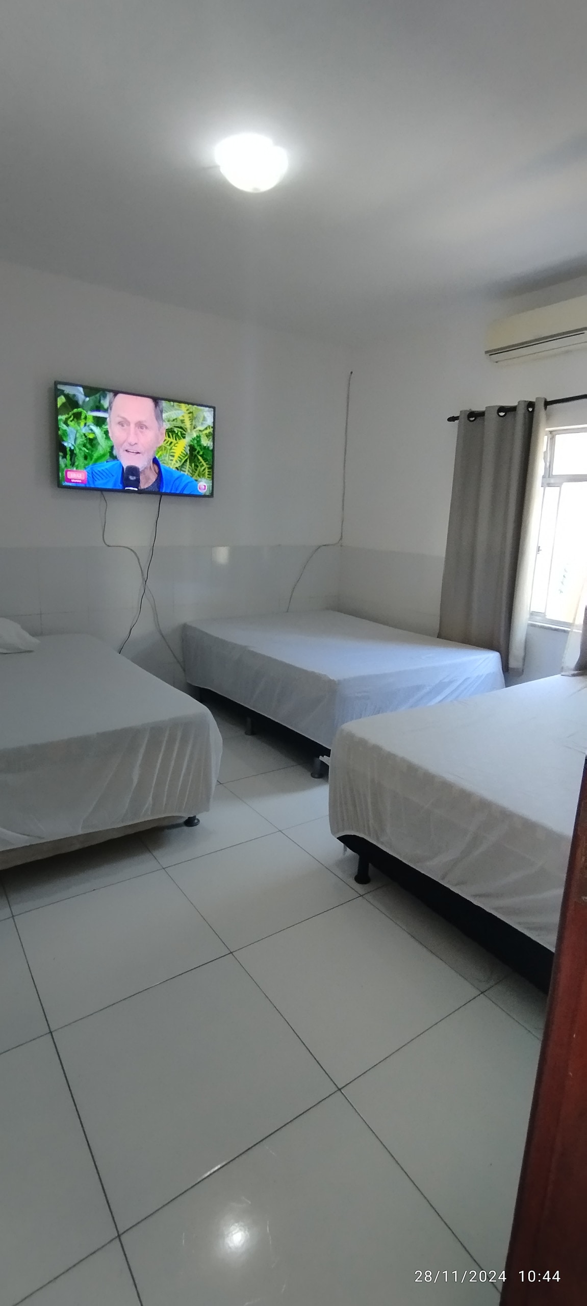 ห้องสวีทชั้นล่างพร้อมเตียงคู่ 3 เตียง ทีวี และเครื่องปรับอากาศ 