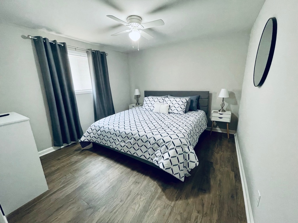 Glavna spavaća soba - bračni krevet (širine 180 - 200 cm