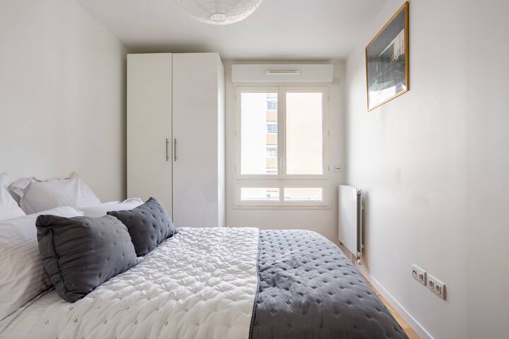 Habitación con cama de 140 x 190. Ropa de cama hotelera. Tranquilo. Armario de almacenamiento.