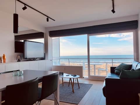 Popular Airbnb listing: Studio (2 pax) with frontal sea view in De Panne