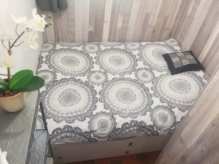 Lit 140 x 190 coin nuit 
Нов кревет