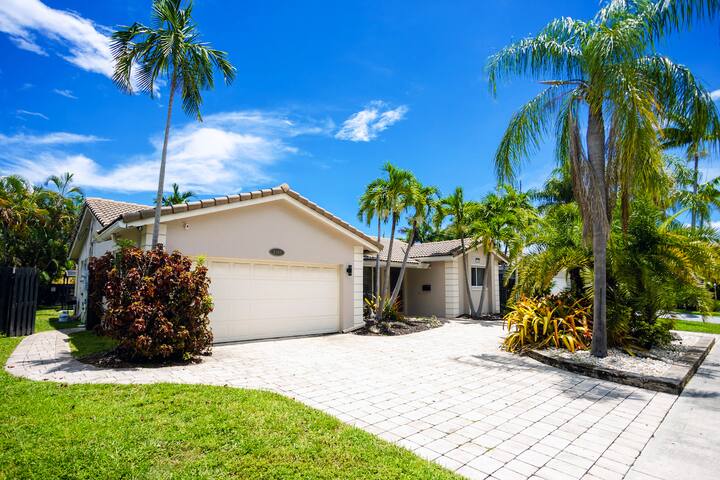 Deluxe 5BR/3BA Villa in Hollywood Lakes near Beach gallery image 3