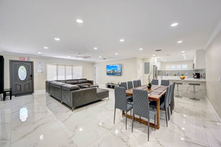 Deluxe 5BR/3BA Villa in Hollywood Lakes near Beach gallery image 4