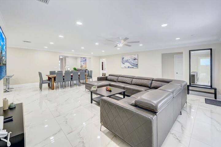 Deluxe 5BR/3BA Villa in Hollywood Lakes near Beach gallery image 5