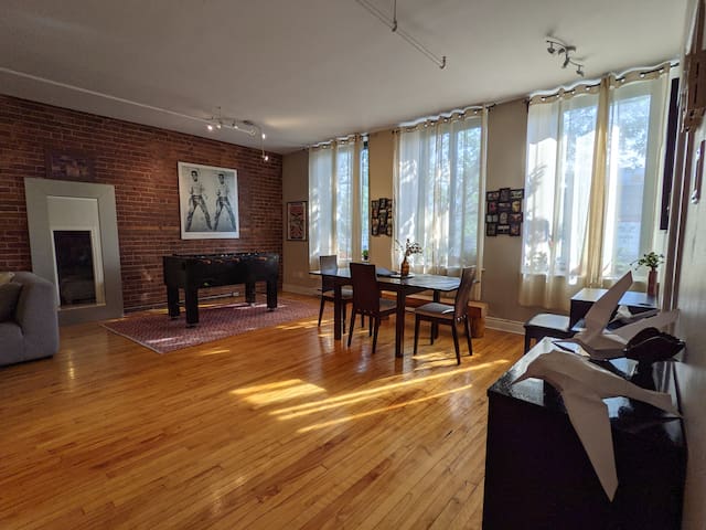 Century old 2 Bedroom Loft on St-Laurent