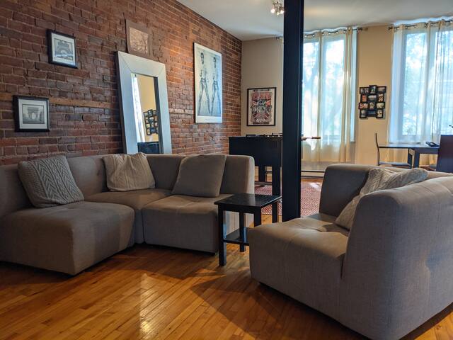 Century old 2 Bedroom Loft on St-Laurent gallery image 5