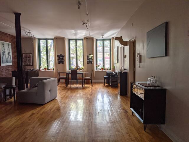 Century old 2 Bedroom Loft on St-Laurent gallery image 2
