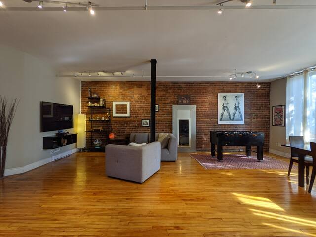 Century old 2 Bedroom Loft on St-Laurent gallery image 3