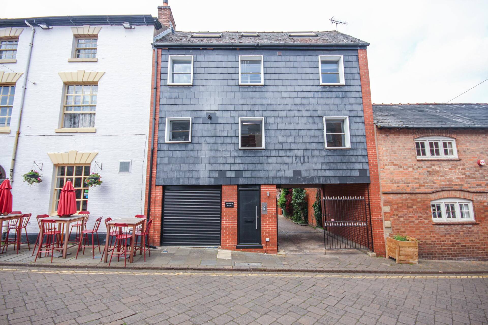 4 bedroom townhouse Historic Warwick town centre