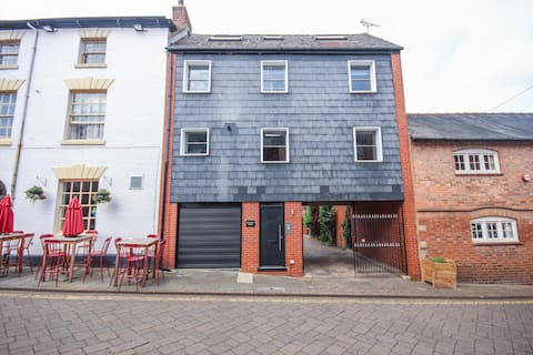 4 bedroom townhouse  Historic Warwick town centre