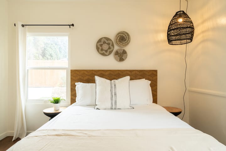 美丽的两间卧室配有一张舒适的标准双人床