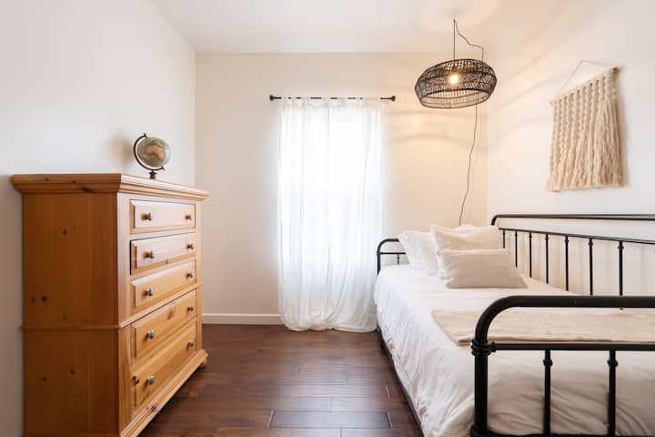 优雅的双床卧室，配备一张日间床和滑动车