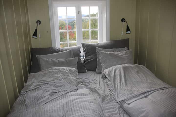 Საძინებელი პირველ სართულზე 180 სმ სიგანის საწოლით