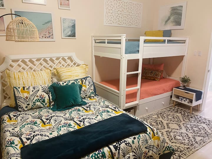 Детска стая с 2 единични легла и двойни легла.  Всичко е ново  