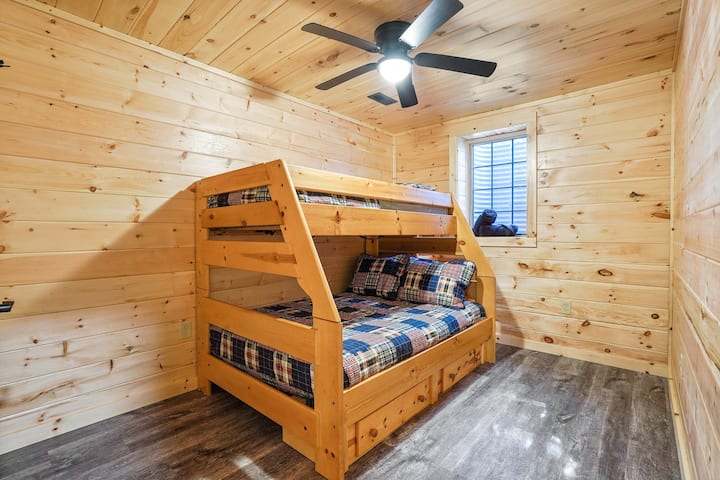 Lower level bedroom 2 with bunk bed - 1 Full bed and 1 twin bed