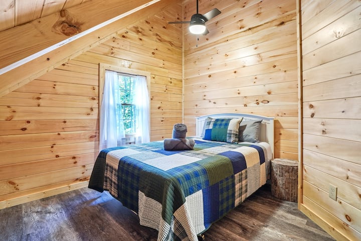 Upper level bedroom 2 - Queen Bed